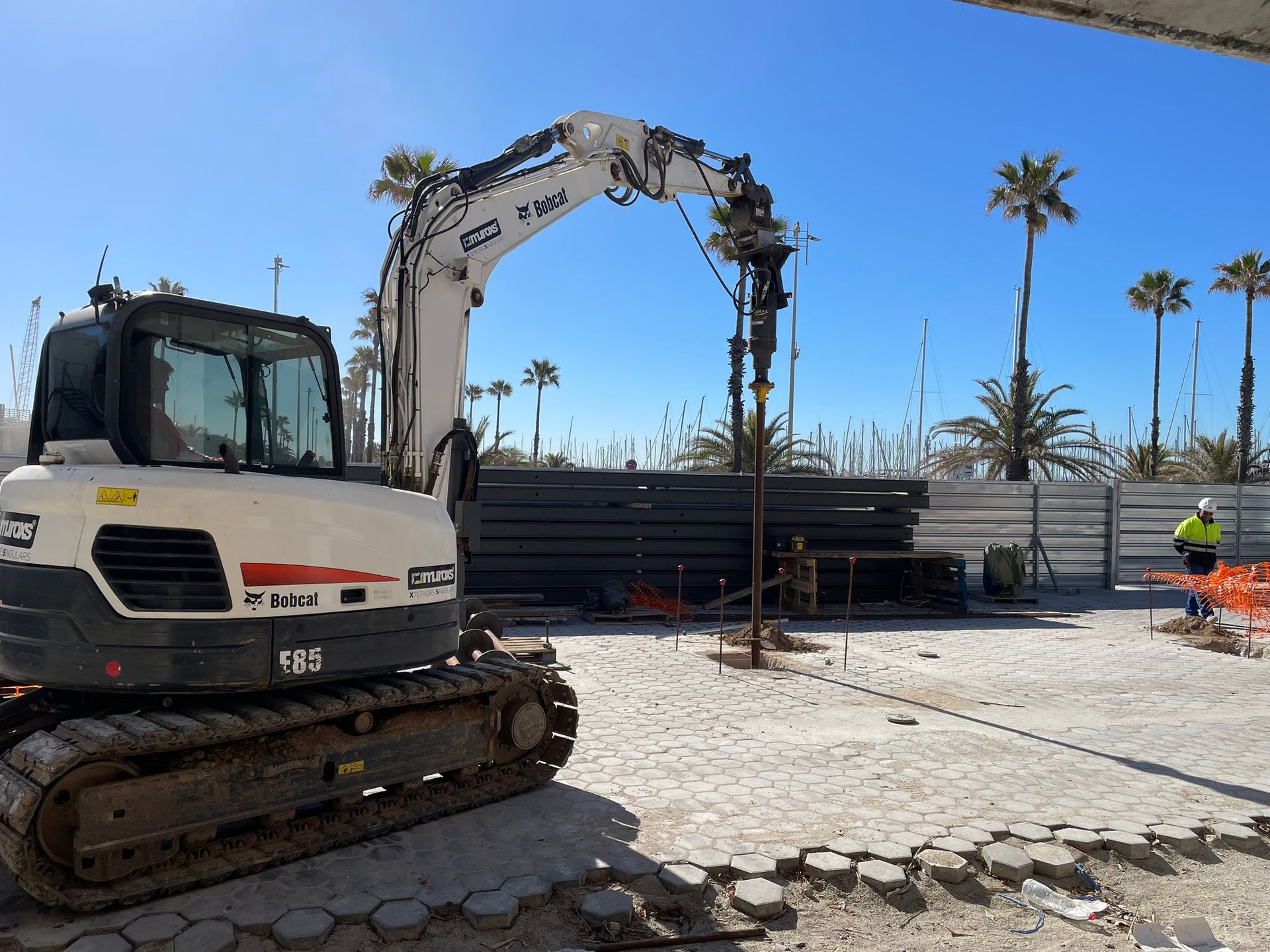 Instal·lació de pilot helicoïdal amb capçal muntat sobre excavadora