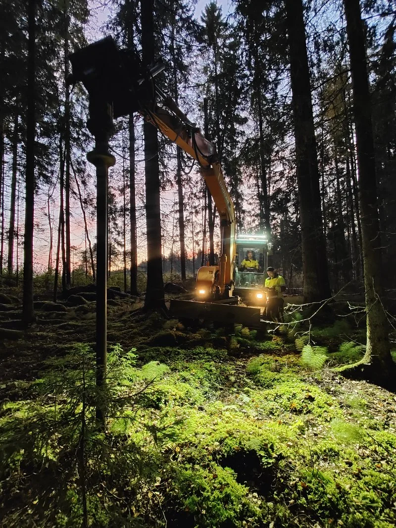 Instal·lació de pilots helicoïdals en un bosc
