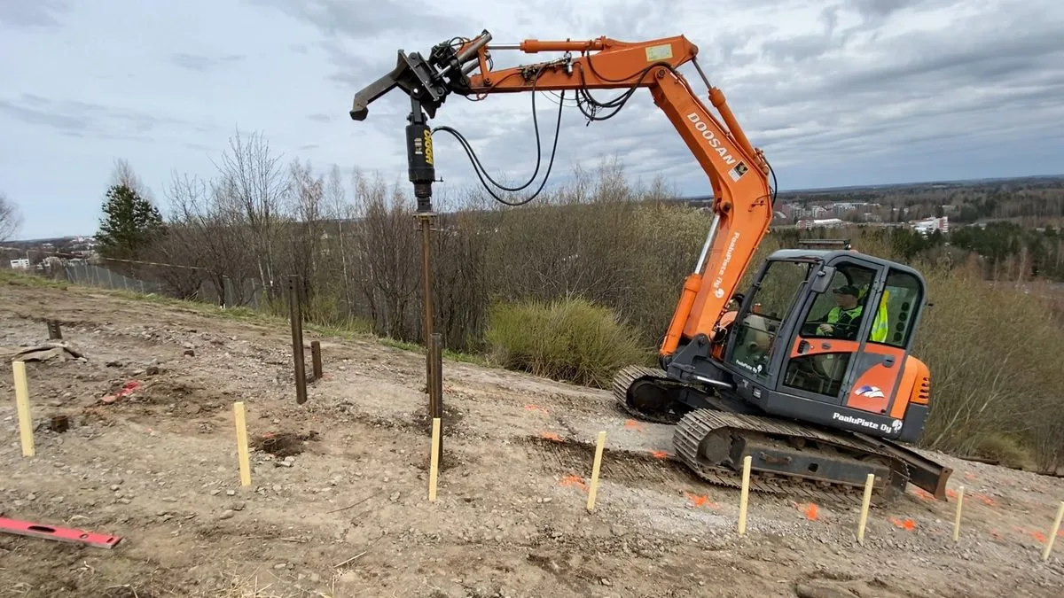Instal·lació de pilots helicoïdals en vessant pronunciat per a les escales esportives de J&auml;tem&auml;ki, Hèlsinki
