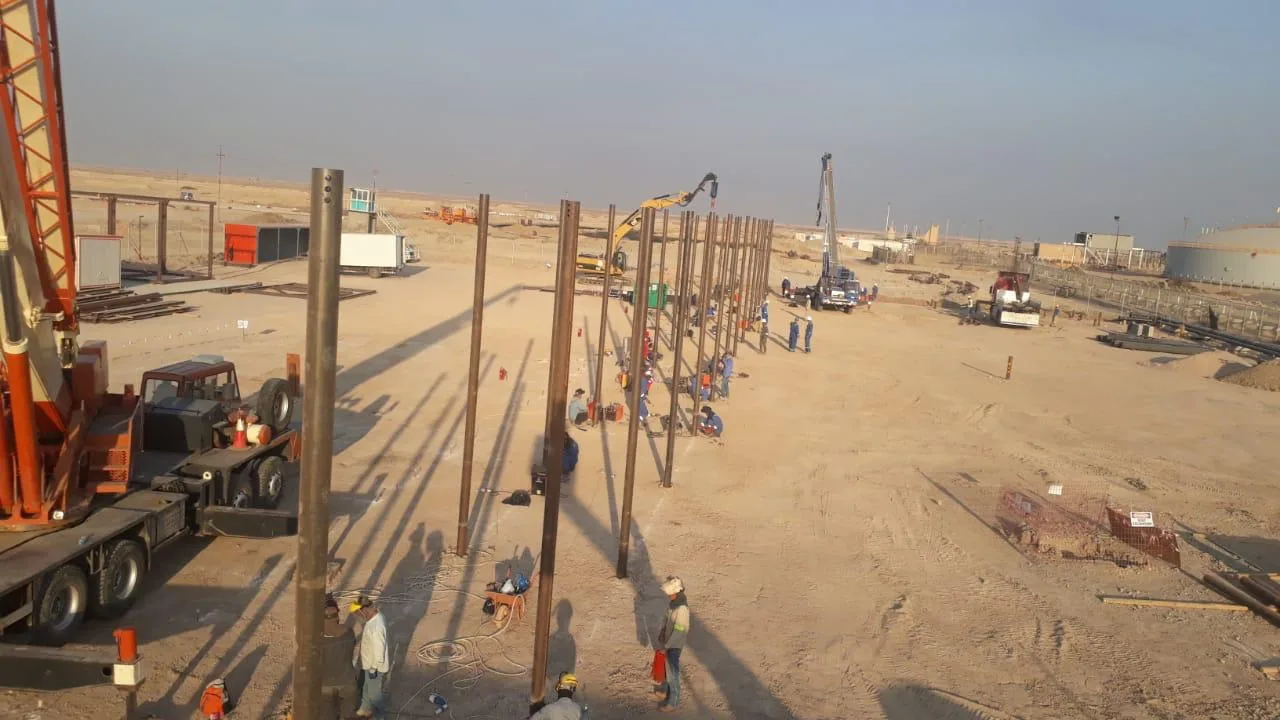 Files de pilots helicoïdals instal·lats per a suports d'oleoducte, Bàssora, Iraq