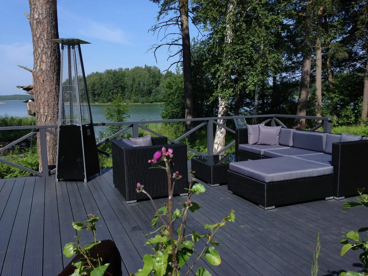Terraza junto al lago con mobiliario exterior sobre cimentación con pilotes helicoidales